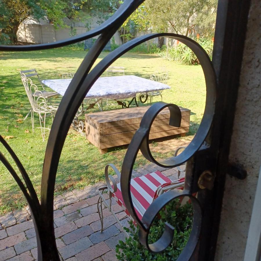 Craighall Park Stylish Garden Apartment