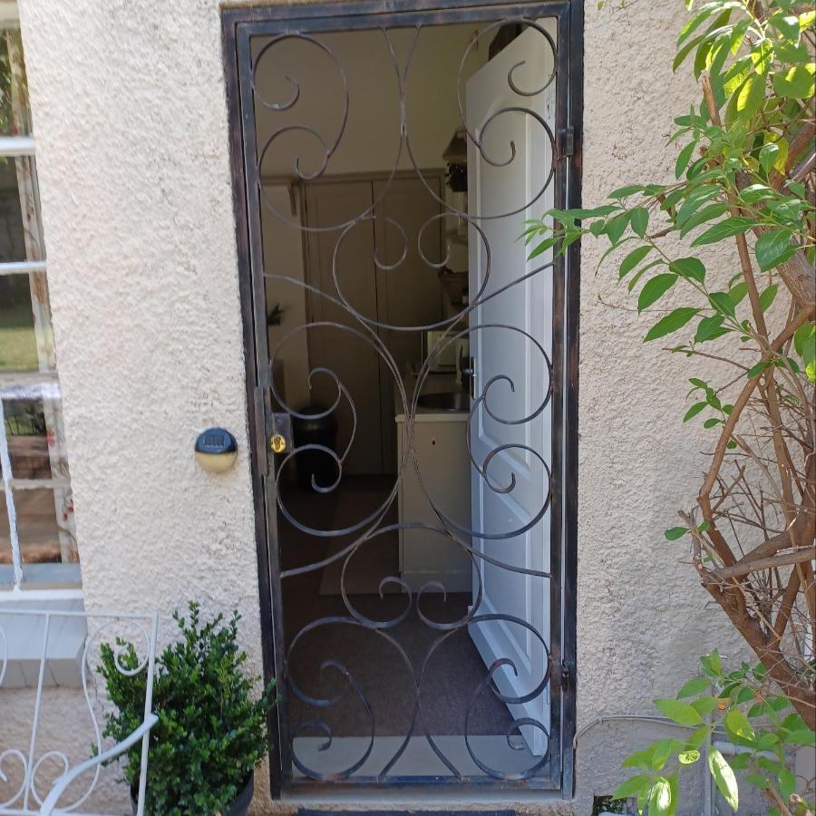 Craighall Park Stylish Garden Apartment *